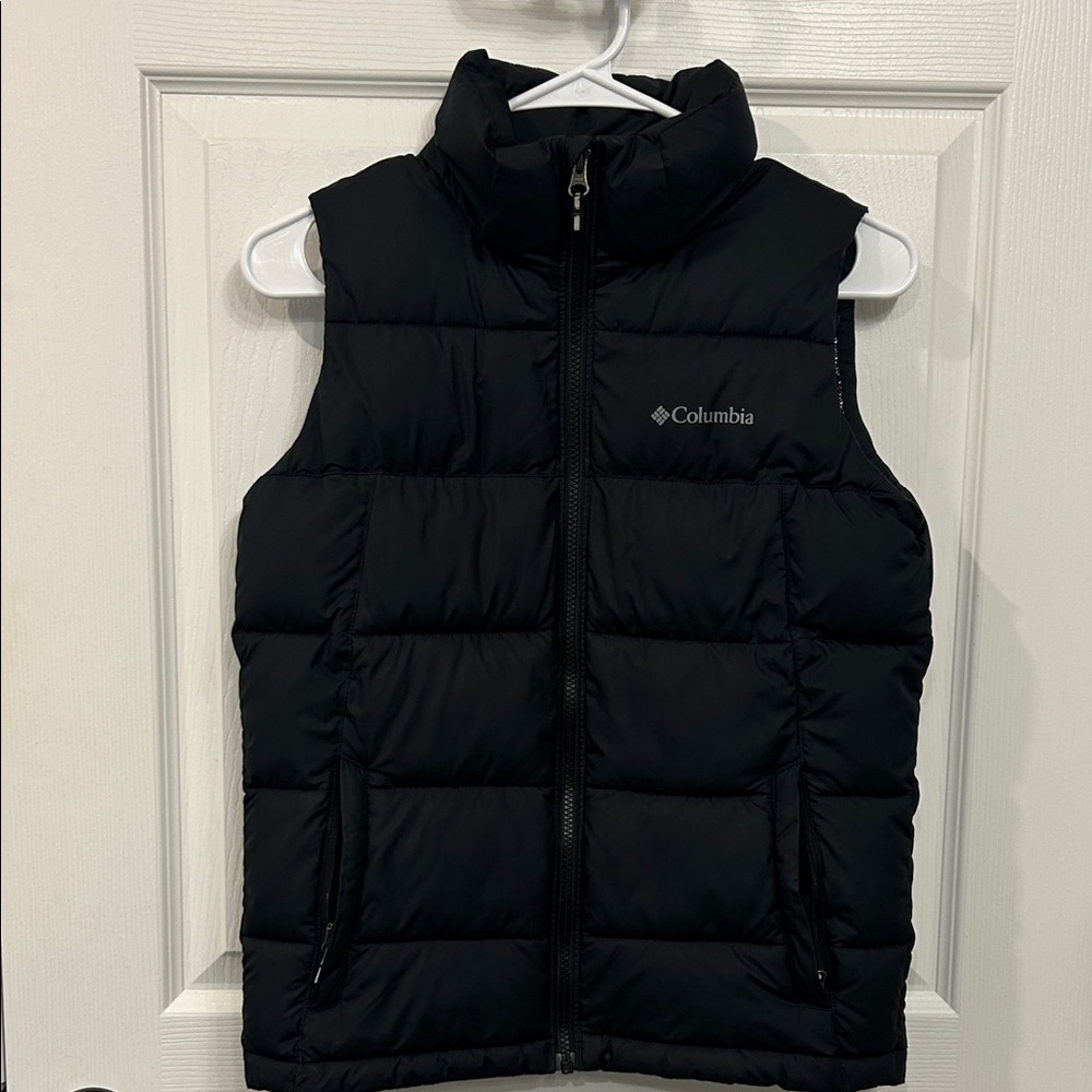 Columbia youth puffer vest. Black with silver lining. Size Medium 10/12.